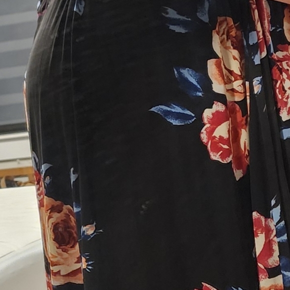 Black Wrap with peach and red roses - Picture 7 of 9